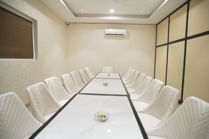 Imagen de los interiores del Hotel Mahalaxmi Grand. Foto 10
