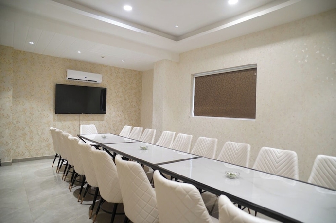 Imagen de los interiores del Hotel Mahalaxmi Grand. Foto 11