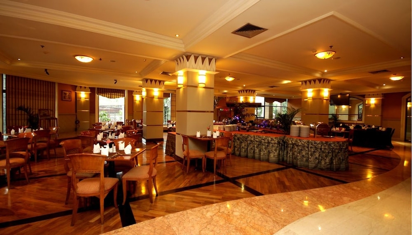 Imagen del bar/restaurante del Hotel Maharadja. Foto 2
