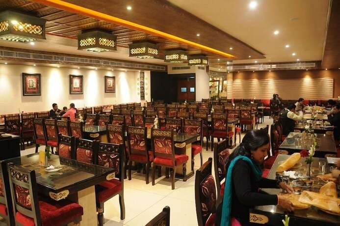 Imagen del bar/restaurante del Hotel Maharaja Regency, Ludhiana. Foto 10