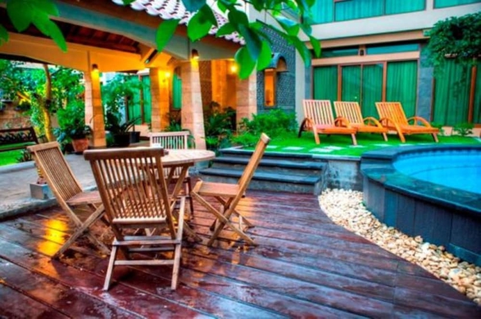 Imagen de la piscina del Hotel Maharani Guest House. Foto 11