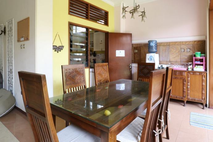 Imagen de los interiores del Hotel Maharani Guesthouse Tebet Syariah - Hostel. Foto 18
