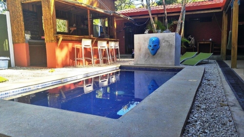 Imagen de la piscina del Hotel Mahayana. Foto 10