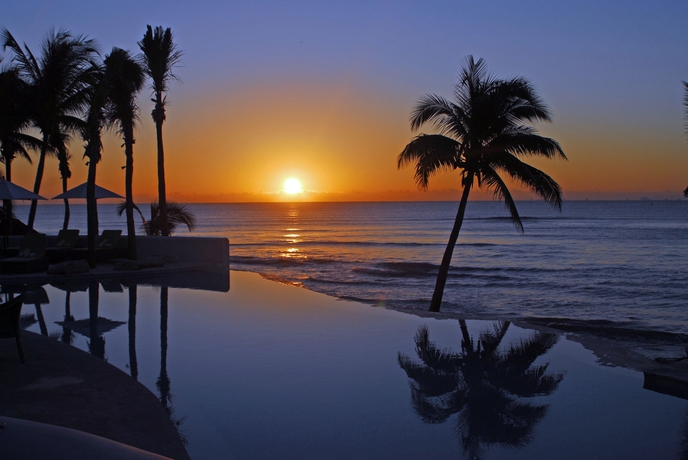 Imagen de la piscina del Hotel Mahekal Beach Front Resort and Spa. Foto 10
