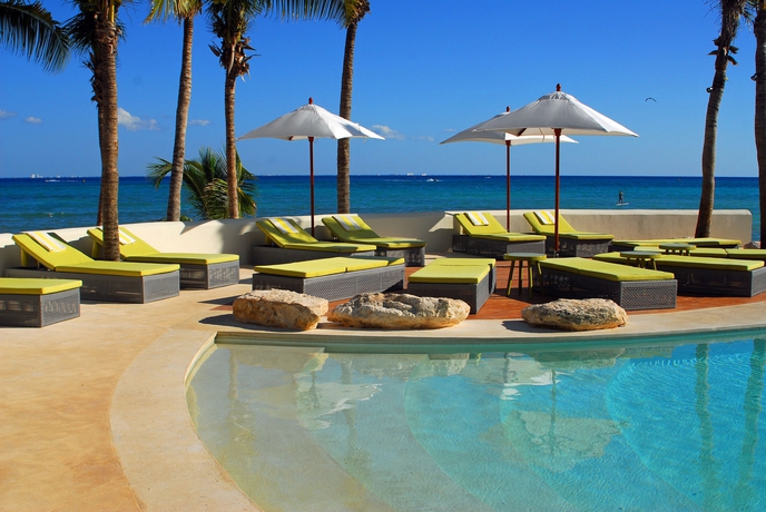 Imagen de la piscina del Hotel Mahekal Beach Front Resort and Spa. Foto 11