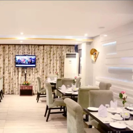 Imagen del bar/restaurante del Hotel Mahendra. Foto 12