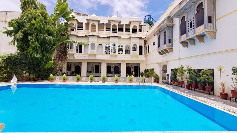 Imagen de la piscina del Hotel Mahendra Prakash. Foto 14