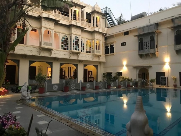 Imagen de la piscina del Hotel Mahendra Prakash. Foto 15