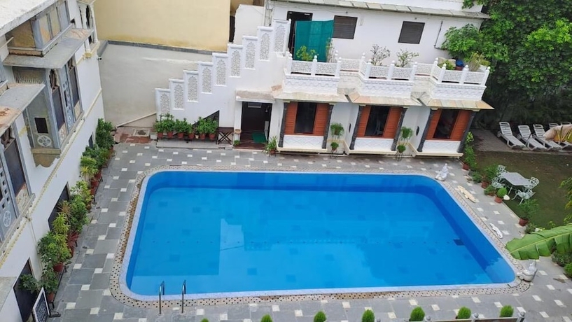 Imagen de la piscina del Hotel Mahendra Prakash. Foto 16