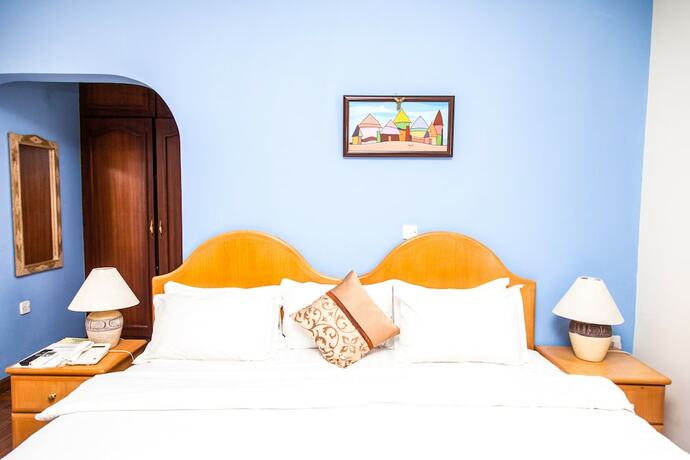 Imagen de la habitación del Hotel Mahogany Lodge, Cantonments. Foto 16
