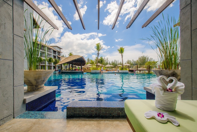 Imagen de la piscina del Hotel Mai Khao Lak Beach Resort and Spa. Foto 14