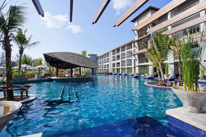 Imagen de la piscina del Hotel Mai Khao Lak Beach Resort and Spa. Foto 15