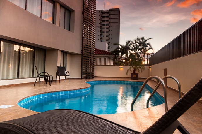Imagen de la piscina del Hotel Mai Suites. Foto 18