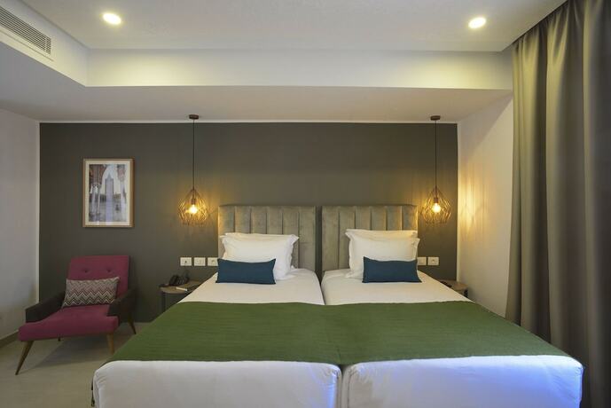 Imagen de la habitación del Hotel Maia Suites. Foto 11