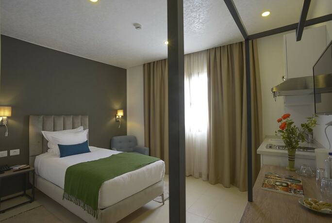 Imagen de la habitación del Hotel Maia Suites. Foto 19