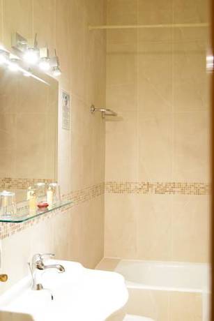 Imagen de la habitación del Hotel Maillot. Foto 14