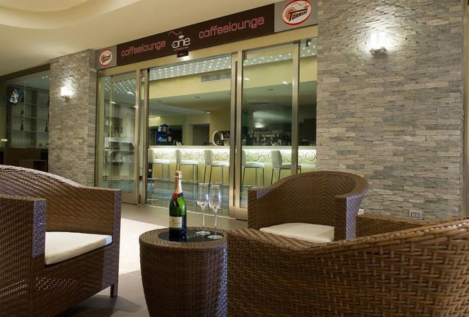 Imagen del bar/restaurante del Hotel Main Palace. Foto 5