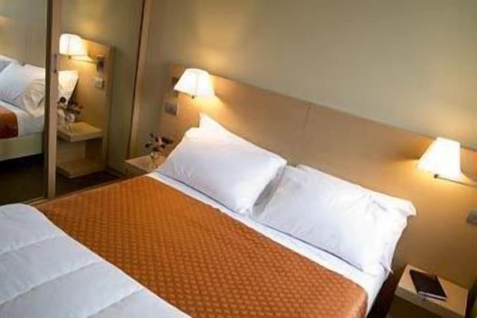 Imagen de la habitación del Hotel Main Street. Foto 2