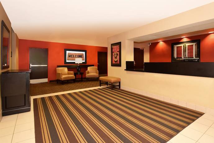 Imagen de los interiores del Hotel MainStay Suites Chicago Hillside. Foto 18