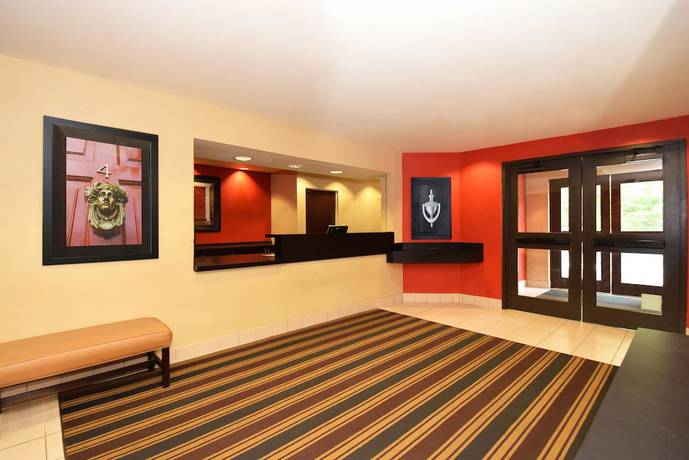 Imagen de los interiores del Hotel MainStay Suites Chicago Hillside. Foto 20