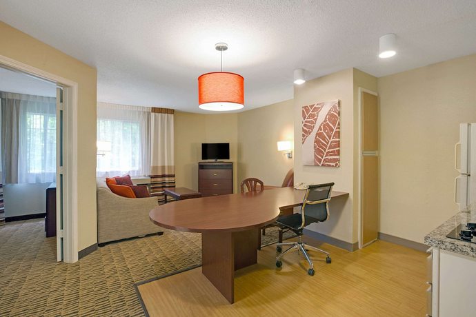 Imagen de la habitación del Hotel MainStay Suites Cincinnati Blue Ash. Foto 3