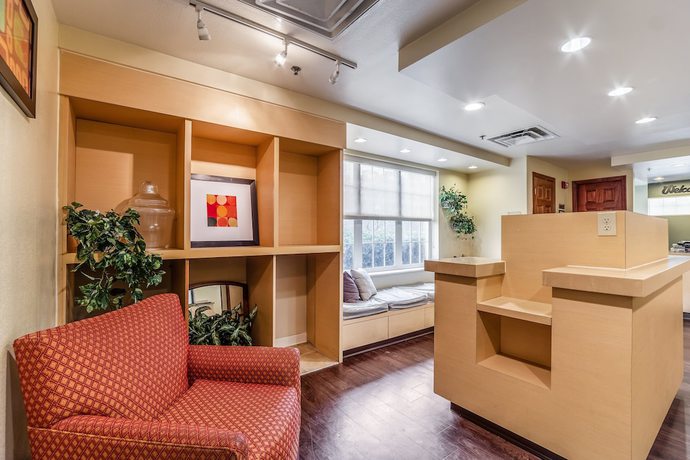 Imagen de los interiores del Hotel MainStay Suites Columbia Harbison. Foto 18