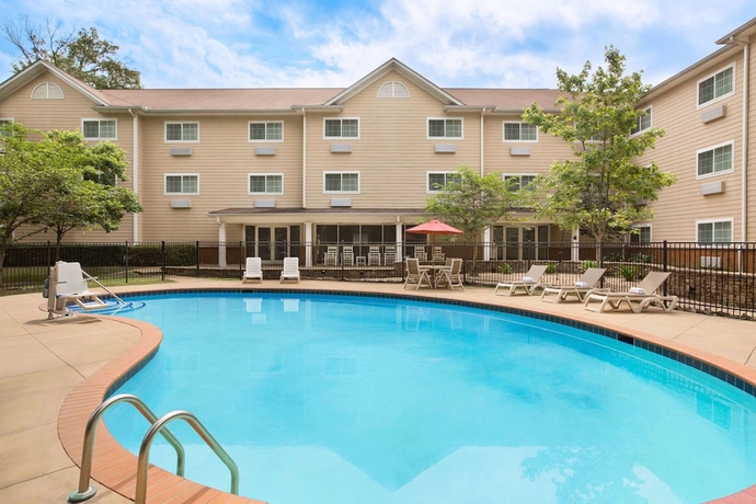 Imagen de la piscina del Hotel MainStay Suites Columbus near Fort Benning. Foto 19
