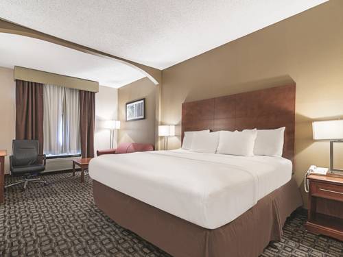 Imagen de la habitación del Hotel MainStay Suites Decatur River City. Foto 2