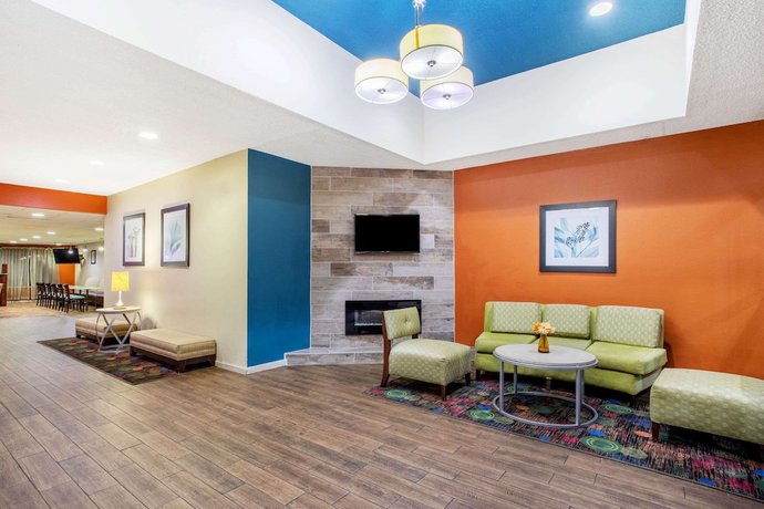 Imagen de los interiores del Hotel MainStay Suites Decatur River City. Foto 6