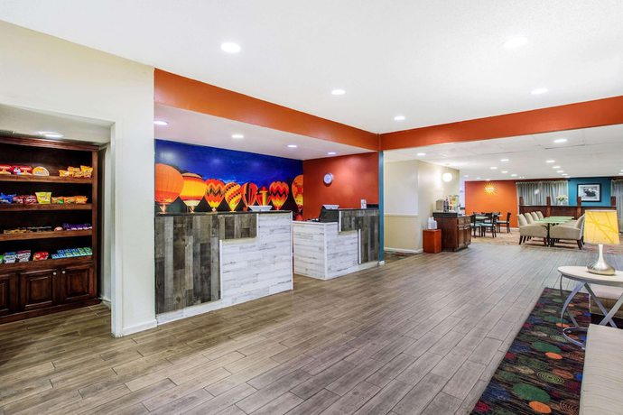 Imagen de los interiores del Hotel MainStay Suites Decatur River City. Foto 7