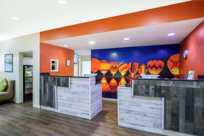 Imagen de los interiores del Hotel MainStay Suites Decatur River City. Foto 8