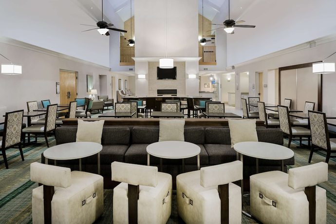 Imagen de los interiores del Hotel MainStay Suites Phoenix North. Foto 16