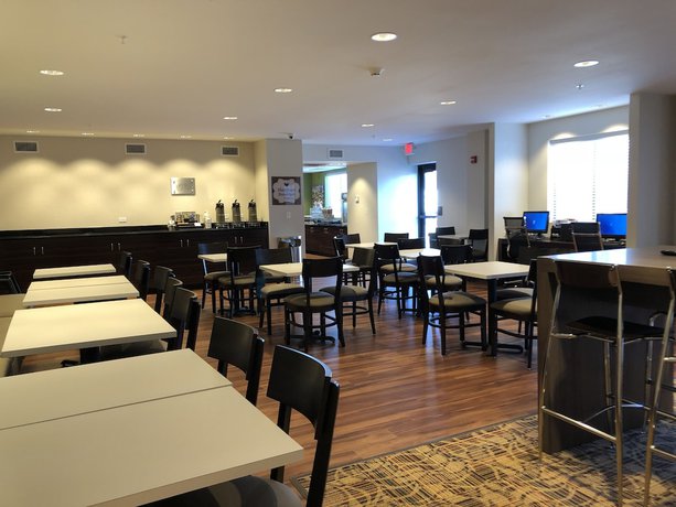 Imagen del bar/restaurante del Hotel MainStay Suites St Louis Airport. Foto 4