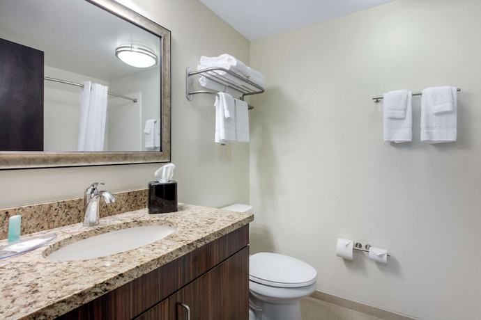 Imagen de la habitación del Hotel MainStay Suites St Louis Airport. Foto 13