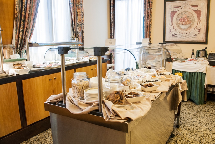 Imagen del bar/restaurante del Hotel Mainake. Foto 2