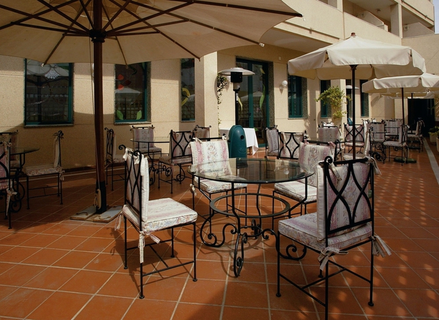 Imagen de los exteriores del Hotel Mainake. Foto 7