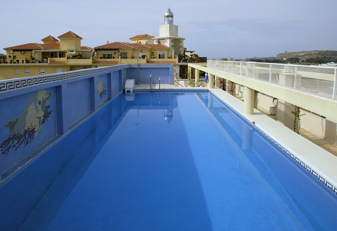 Imagen de la piscina del Hotel Mainake. Foto 9