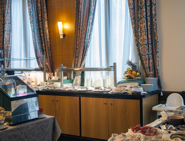 Imagen del bar/restaurante del Hotel Mainake. Foto 3