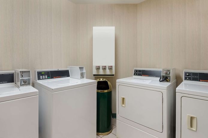 Imagen de los interiores del Hotel Mainstay Suites Airport. Foto 19