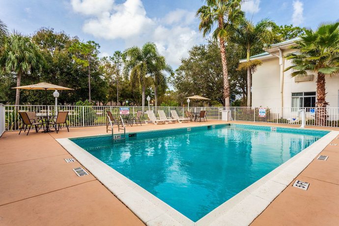 Imagen de la piscina del Hotel Mainstay Suites At Pga Village. Foto 19