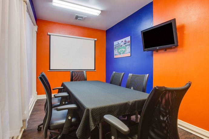 Imagen de los interiores del Hotel Mainstay Suites At Pga Village. Foto 16