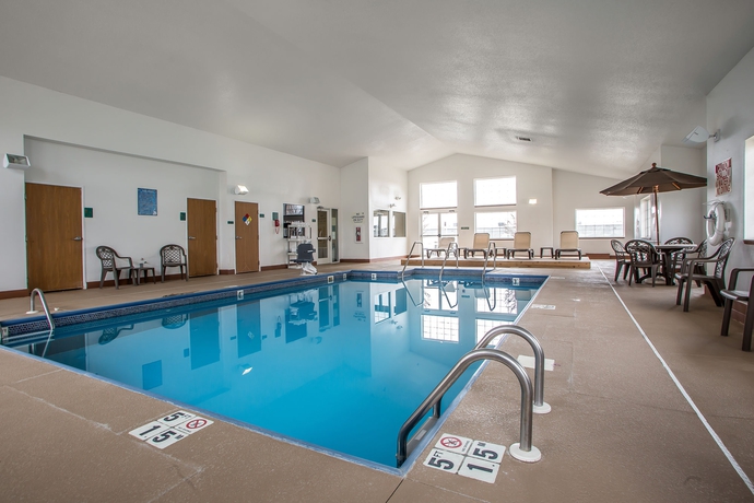 Imagen de la piscina del Hotel Mainstay Suites Cedar Rapids. Foto 15