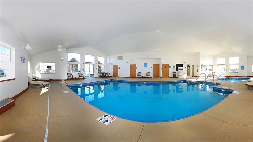 Imagen de la piscina del Hotel Mainstay Suites Cedar Rapids. Foto 16