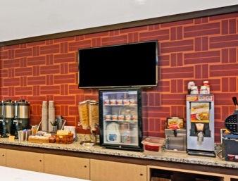 Imagen del bar/restaurante del Hotel Mainstay Suites Chicago Hoffman Estates. Foto 2