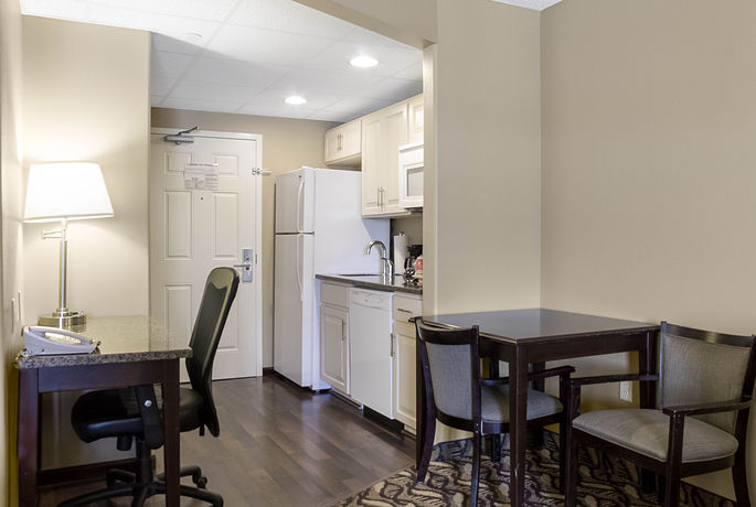 Imagen de la habitación del Hotel Mainstay Suites. Foto 5