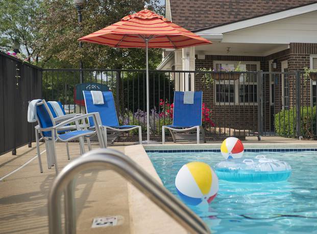 Imagen de la piscina del Hotel Mainstay Suites, Middleburg Heights. Foto 15