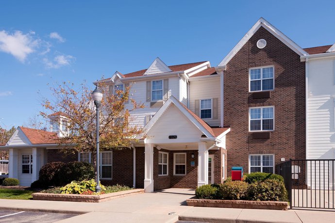 Imagen de los exteriores del Hotel Mainstay Suites, Middleburg Heights. Foto 12