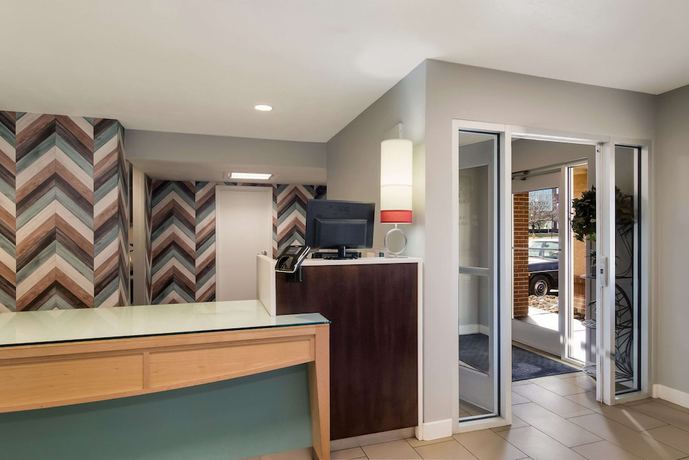 Imagen de los interiores del Hotel Mainstay Suites Omaha Old Mill. Foto 17
