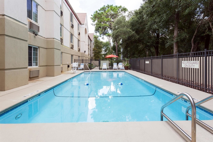 Imagen de la piscina del Hotel Mainstay Suites Orlando Altamonte Springs. Foto 16