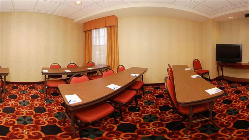 Imagen de los interiores del Hotel Mainstay Suites, Rogers. Foto 10